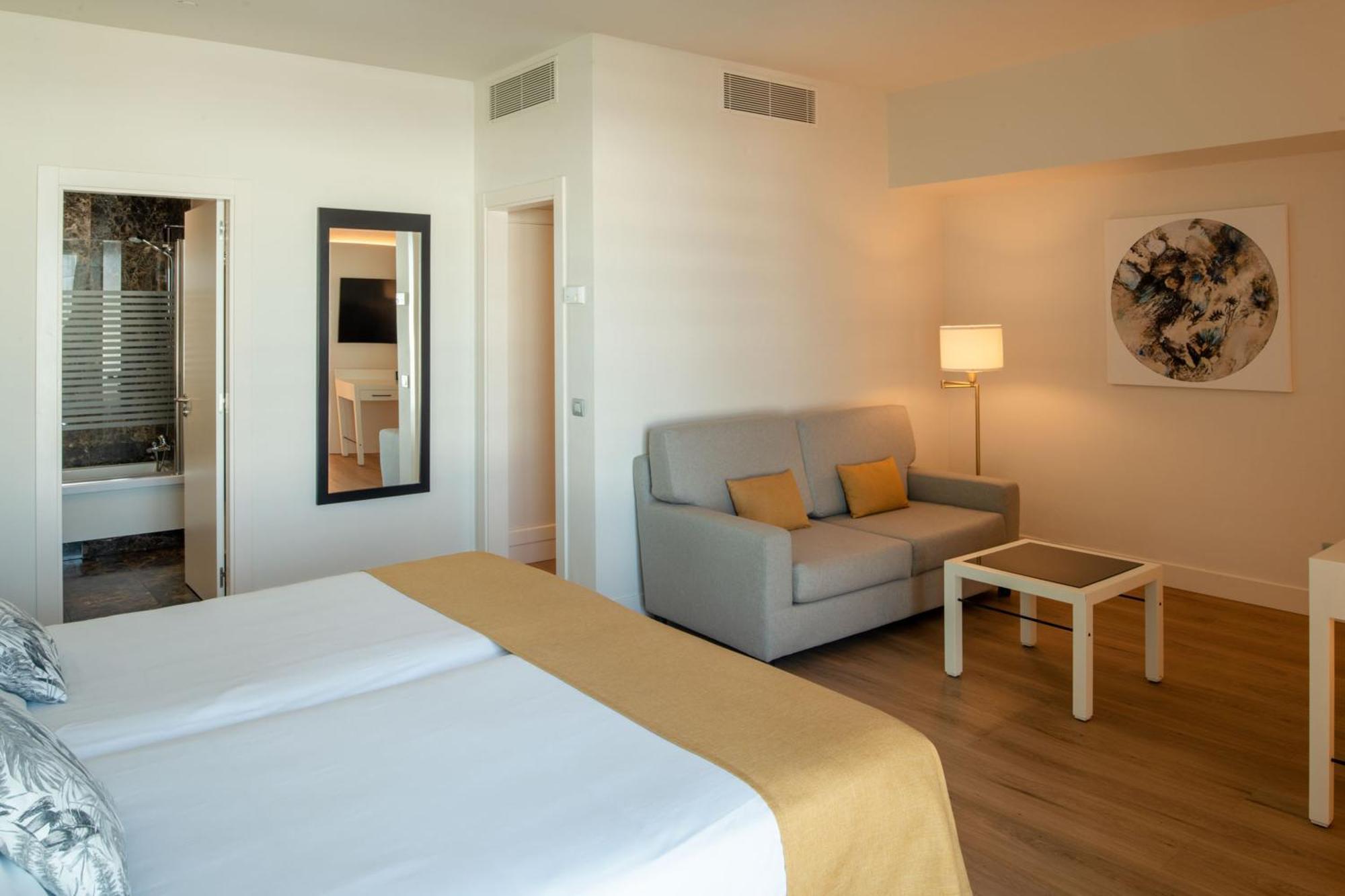 Arrecife Gran Hotel & Spa Exterior photo A room at the hotel