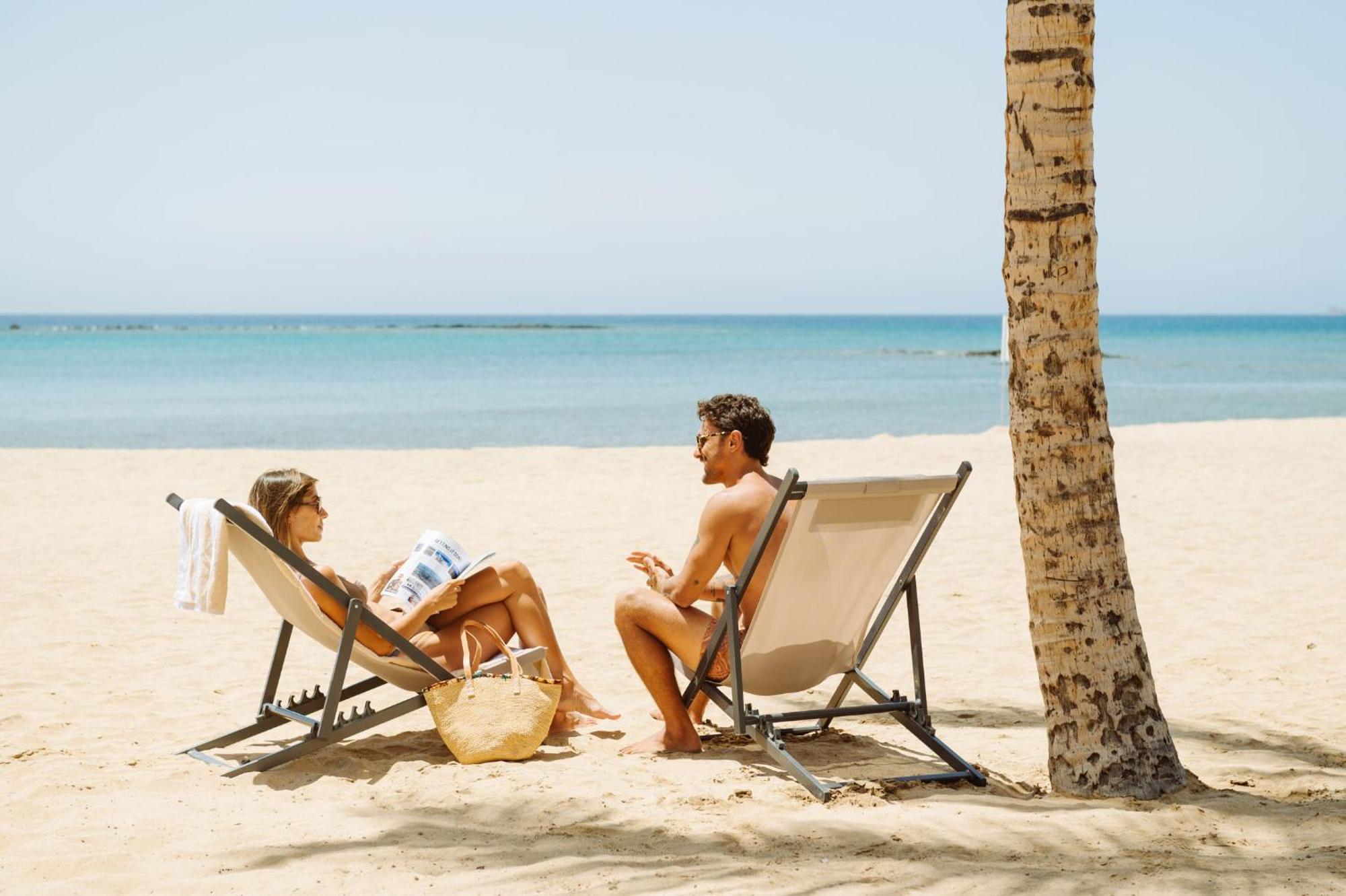 Arrecife Gran Hotel & Spa Exterior photo Beach chairs