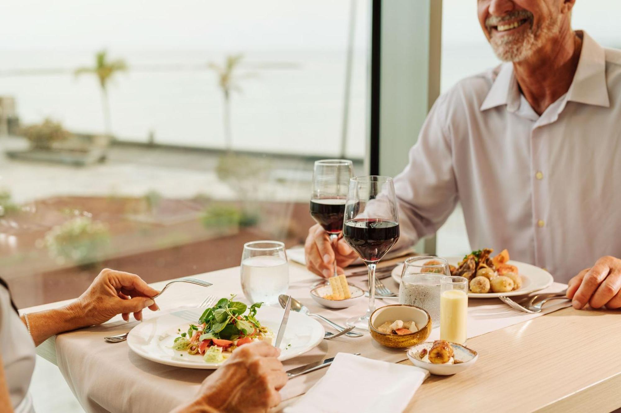 Arrecife Gran Hotel & Spa Exterior photo A man dining